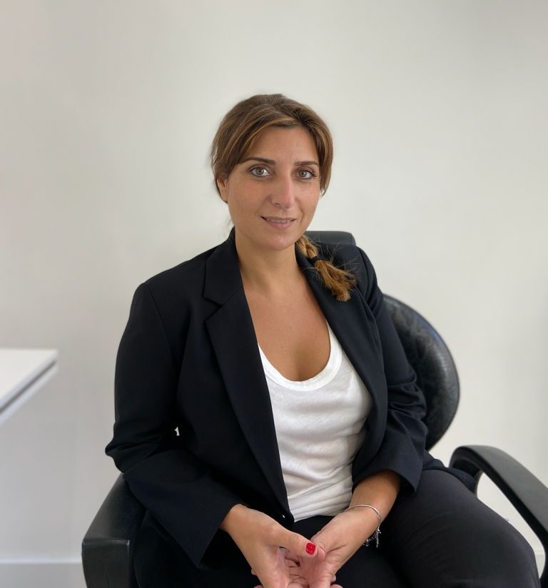 Tania Pereira, experta en depilación con hilo